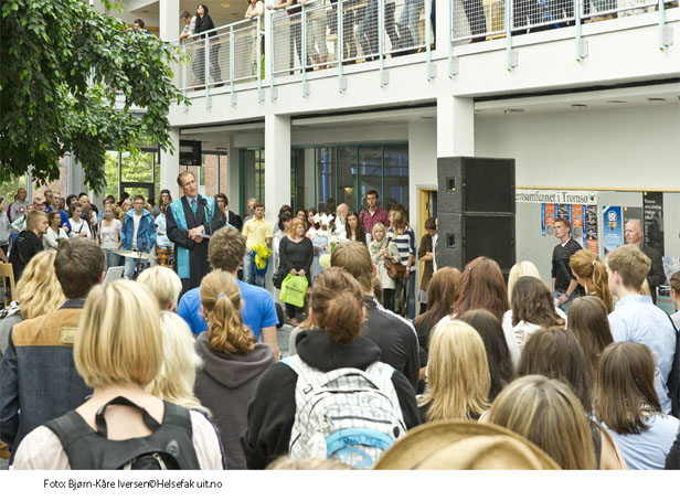 Dekan Arnfinn Sundsfjord taler p&aring; velkomstm&oslash;tet for Helsefaks nye studenter h&oslash;sten 2010_DSC0368.jpg