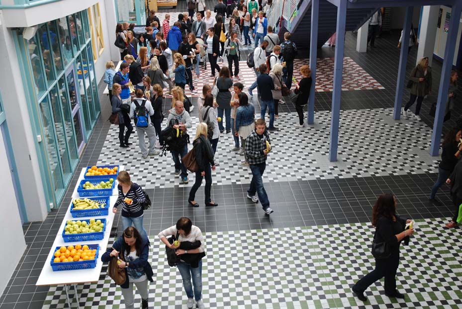 Frukt i farta etter velkomstmøtet for nye studenter ved Helsefak 10.08.10ettDSC_0198.jpg Frukt i farta etter velkomstmøtet for nye studenter ved Helsefak 10.08.10ettDSC_0198.jpg