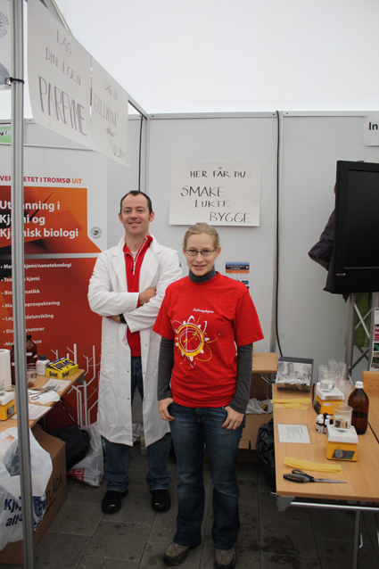 Forskningsdagene 2010 stand kjemi II.jpg Forskningsdagene 2010 stand kjemi II.jpg