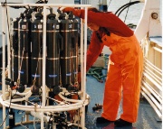 CTD-prøvetakingRed.jpg (Bredde: 180px) CTD-prøvetakingRed.jpg (Bredde: 180px)