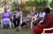 Makerere_folk i hagen.jpg (Bredde: 180px)
