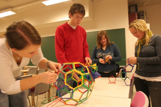 Elever og matematiske figurer.JPG