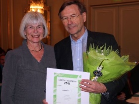 Likestillingsprisen 2012: Tora Aasland tildelte prisen til rektor Jarle Aarbakke. (Bredde: 280px) Likestillingsprisen 2012: Tora Aasland tildelte prisen til rektor Jarle Aarbakke. (Bredde: 280px)