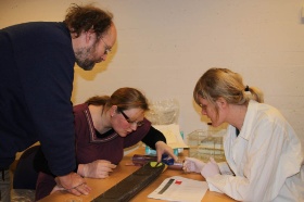 Bunnprøve (innsjøsediment) studeres av forskere (Bredde: 280px) Bunnprøve (innsjøsediment) studeres av forskere (Bredde: 280px)