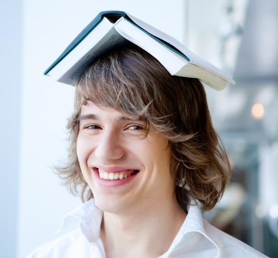 Ph.d.-programmet - gutt med bok på hodet