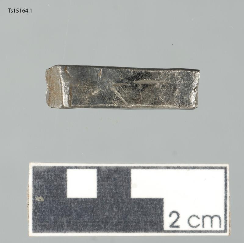 Betalingssølv fra vikingtida. En bit sølv på 1,5 cm. 