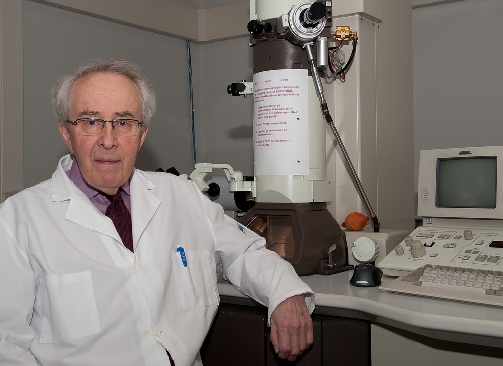 Leif Jørgensen ved mikroskopet 2009
