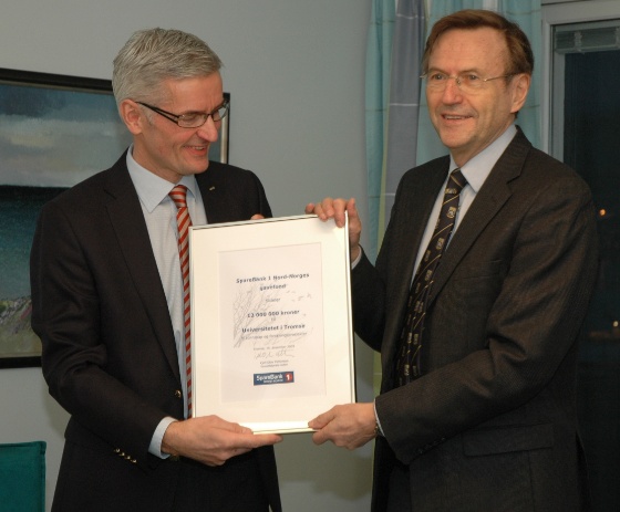 Gave overrekkelse (Bredde: 560px)