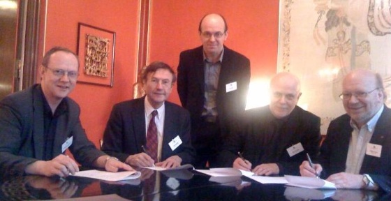 Rektorer signerer avtale (Bredde: 560px)