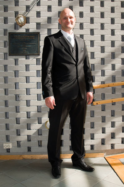 Rørtveit helfigur mot veggen