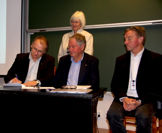 UiT signering med UNIS (Bredde: 560px) UiT signering med UNIS (Bredde: 560px)