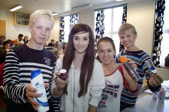 Elever har med hudkremer til åpningen av Forskningsdagene 2011 (Bredde: 560px)