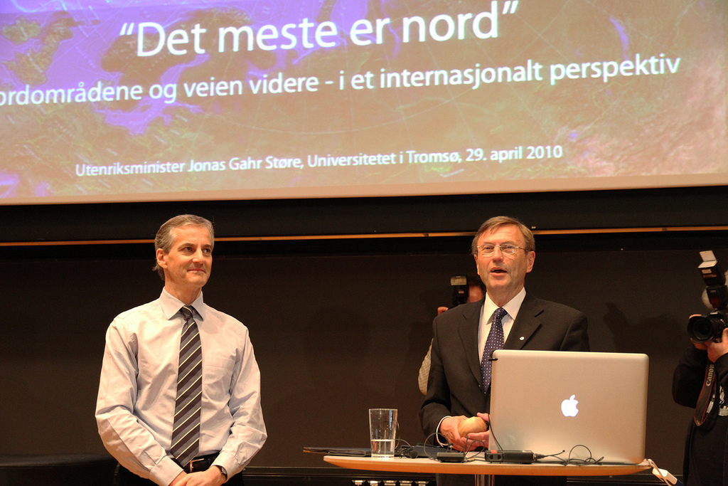 AKTIV: Rektor Jarle Aarbakke og UiT har vært aktiv i arbeidet med å sette fokus på nordområdene, og han er fornøyd med den nye nordområdemeldingen. Her sammen med utenriksminister Jonas Gahr Støre under et foredrag på universitetet i 2010. Foto: Marte Kopstad, UD