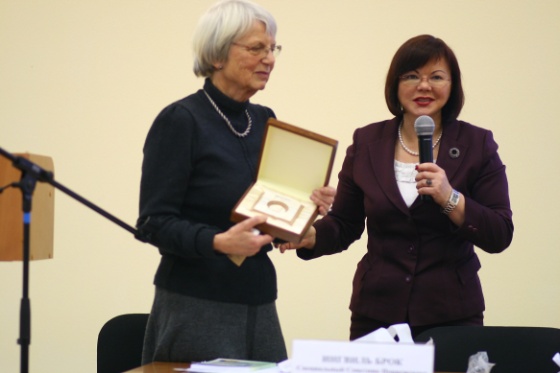 Ingvild Broch æresdoktor NArFU (Bredde: 560px)