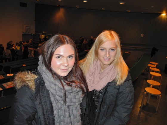 Jenter på åpen dag.JPG (Bredde: 560px)