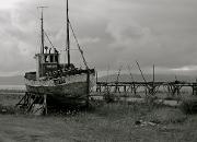 Fiskebåt på land.jpg