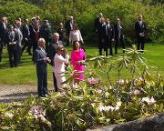 JUNI: Kong Harald og Dronning Sonja ville gjerne vise frem verdens nordligste botaniske hage til det svenske kongeparet som var p&aring; statsbes&oslash;k i Norge. De fikk en grundig omvisning p&aring; en praktdag. Foto: Maja Sojtaric