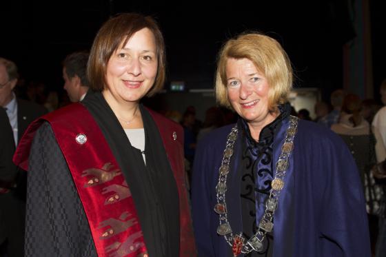 Dekan Trine Glad og rektor Anne Husebekk.JPG