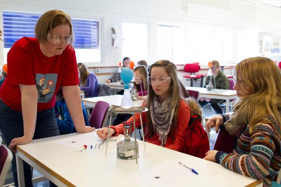 Lærer med elever i klasserommet