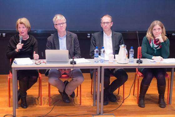 Anne Husebekk (t.v.), Morten Hald, Peter Haugan og Ingrid Bay-Larsen deltok i debatten. Foto: Karine Nigar Aarskog