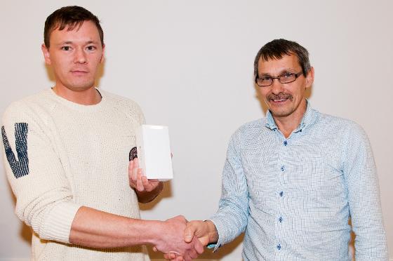 Bjørn Jørgensen (t.v.) fikk overrakt en iPhone 6 av Kai Mathisen, fordi han deltok i brukerundersøkelsen. Foto: Trond Jenssen