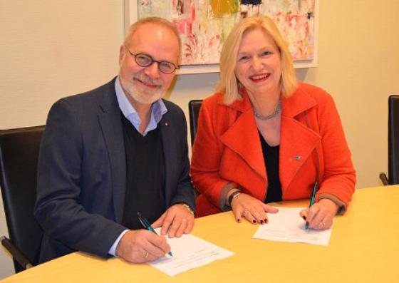 Hans Petter Kvaal underskriver avtalen sammen med fylkesrådsleder Line Fusdahl. Foto: Maarit Markussen