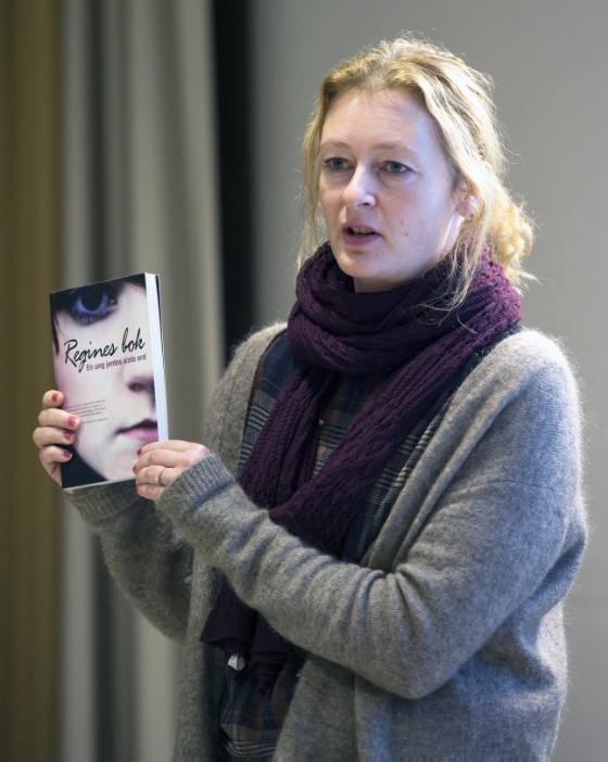 Linda Nesby viser fram en bok basert på en blogg. Foto: Torbein Kvil Gamst