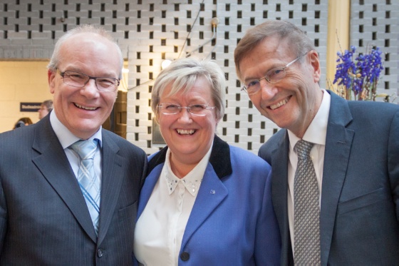 Professor Herbert Waldmann (t.v.), Elisabeth Aspaker og styreleder i det nye senteret, Jarle Aarbakke. Foto: Børge Damsgård