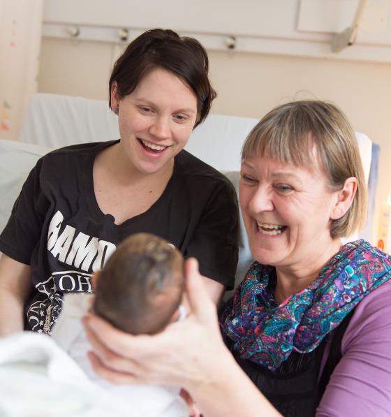 Lisa Kildalsen Strand (t.v.) og Inger Pauline Landsem opplever et magisk øyeblikk med nyfødte Linnéa. Foto: Torbein Kvil Gamst