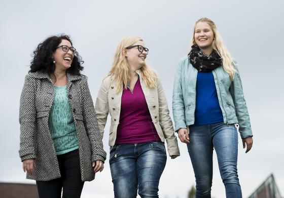STUDIER: Miriam Maya Djønne (i midten) valgte bachelor i sosialt arbeid fordi hun ønsker å jobbe med barn i framtiden. Foto: Jon Terje Hellgren Hansen