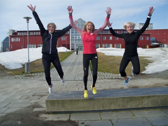 UiTs lag Spreke Tanker har stilt til lag i Midnight Sun Marathon mange ganger. Her er det Mona Magnussen (t.v.), Ingunn A. Ytrehus og Gunhild Guttvik som viser løpeglede. Arkivfoto: Elisabeth Øvreberg