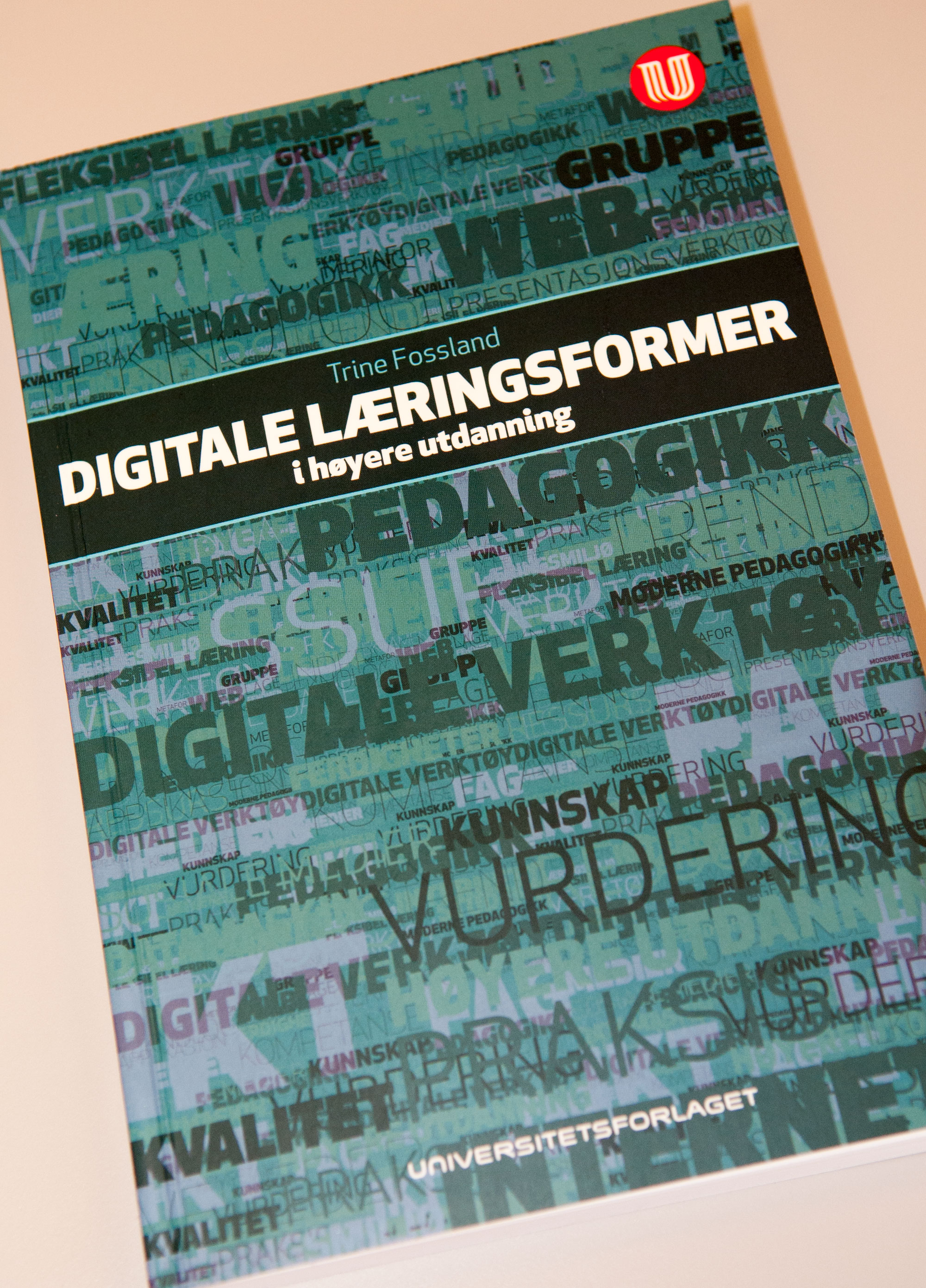 Den nye boka til Trine Fossland gir eksempler på hvordan digitale læringsformer kan brukes i praksis.