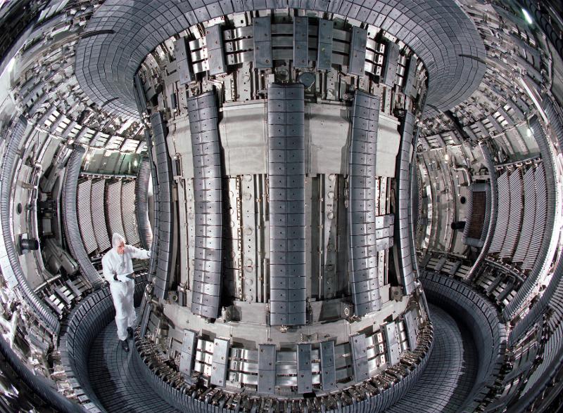 JET (Joint European Torus) er fortsatt den største testreaktoren innen fusjonsforskning i Europa, og står i nærheten av Oxford i England. Bildet er fra en oppgradering av reaktoren i 1997. Foto: EUROfusion