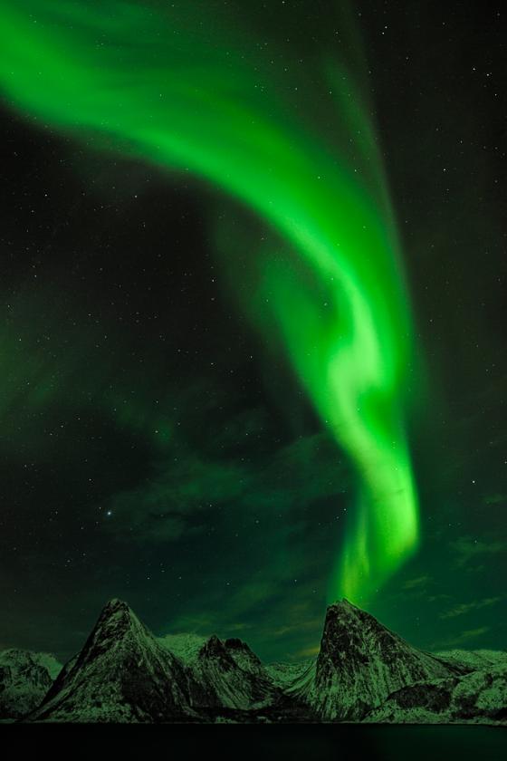 Nordlyset oppstår på grunn av partikler som har kollidert med plasma fra sola. Foto: Odd Erik Garcia / Garcia Foto