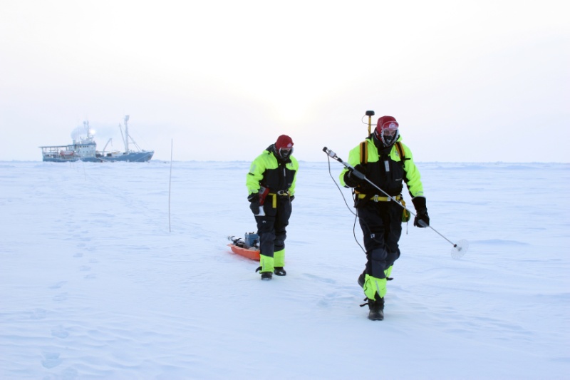 R/V "Lance" blir brukt som forskningsbase, mens forskerne måler isen rundt. Foto: Anja Rösel