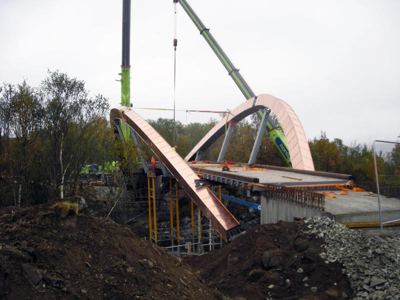 Den nye gang- og sykkelbrua kom p&aring; plass i l&oslash;pet av helgen. Alle foto: Kjell P. Berntsen
