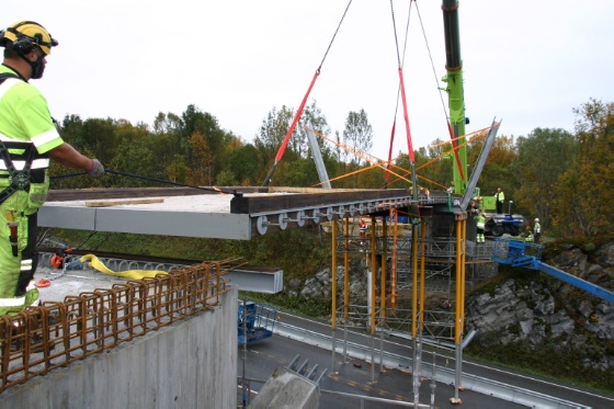Med presisjon og god planlegging kunne brua l&oslash;ftes trygt p&aring; plass. 