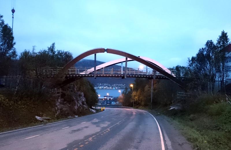 Konstruksjonen best&aring;r av betong, tre og st&aring;l.