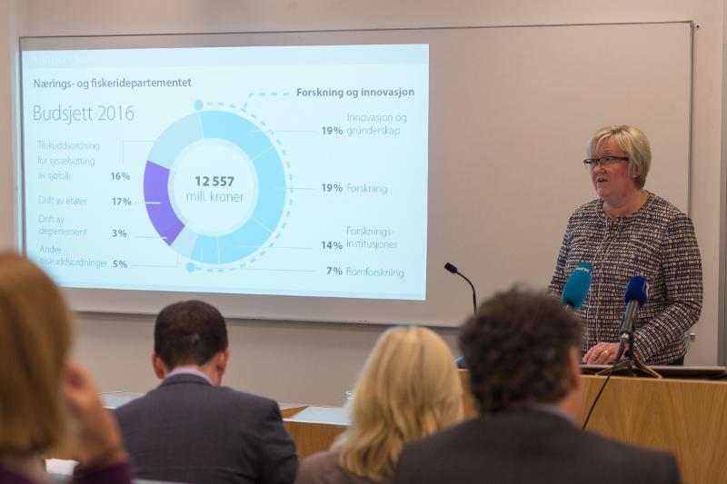 Elisabeth Aspaker presenterte statsbudsjettet for 2016 på Teknologibygget ved UiT. Alle foto: Tommy Hansen