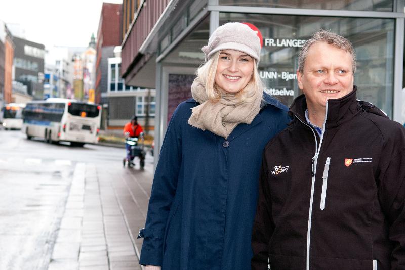 Byråd-og-fylkesråd.jpg Byråd for byutvikling, Ragni Løkholm Ramberg, og fylkesråd for samferdsel, Ivar B. Prestbakmo, presenterte de nye bussrutene. Her står de på holdeplassen, der alle busser til UiT/UNN skal gå fra i sentrum. Alle foto: Karine Nigar Aarskog