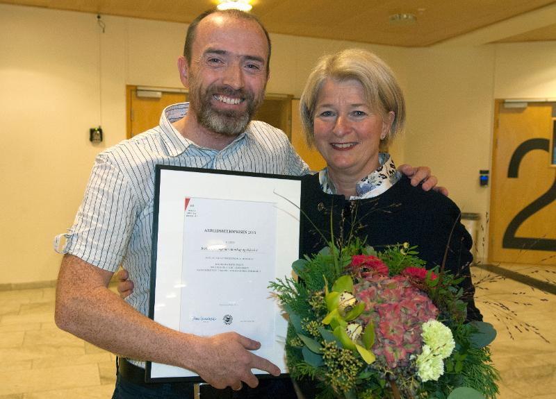 Yngve Birkelund tok imot prisen av rektor Anne Husebekk. Begge foto: Karine Nigar Aarskog