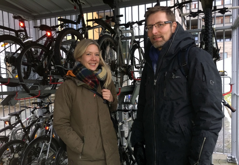 Sykkelparkering.jpg Sidsel Kristiansen viste Erland Loso hvordan NTNU har klart å få noen av sykkelparkeringene under tak, i låsbare skur. Foto: Karine Nigar Aarskog
