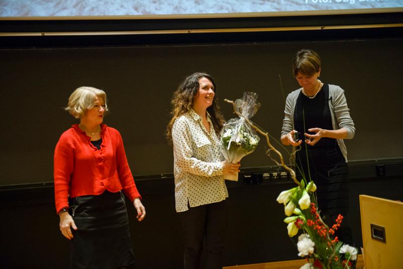 Kathrine Tveiterås mottok prisen og blomster av rektor Anne Husebekk (t.v.) og prorektor for utdanning og kvalitet, Wenche Jakobsen. Alle foto: Lars Åke Andersen