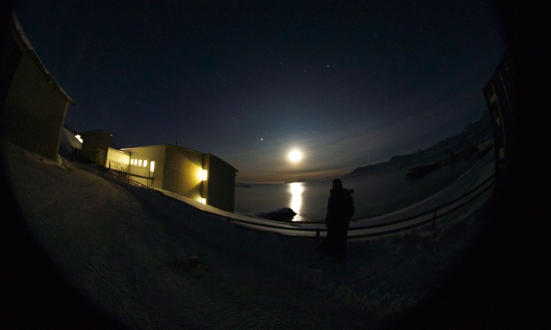 Fullmåne i Ny-Ålesund på Svalbard. Foto: Geir Johnsen, NTNU/Unis