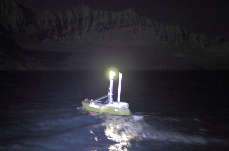 I ensom majestet styrer Jetyaken fram og tilbake i havet og gjør viktige målinger for forskerne. Foto: Geir Johnsen, NTNU/Unis