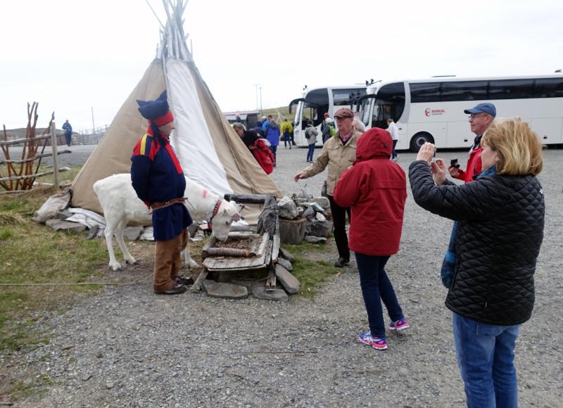 Britt Kramvig forsker også på hvordan samiske objekter blir brukt i reiselivet i Nord-Norge og hvilken turbulens det kan skape. Foto: Britt Kramvig
