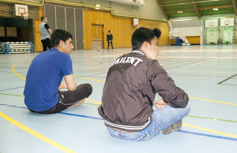 Bedriftsidrettslaget ved UiT har invitert asylsøkere til å være med på cricket-trening. Foto: Karine Nigar Aarskog