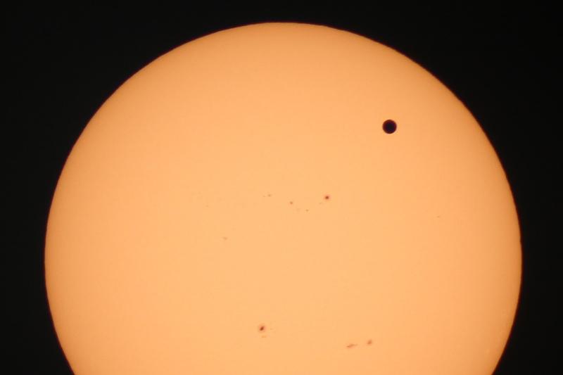 Venus passerte sola i 2012. I mai i år er det Merkur som passerer mellom oss og sola. Foto: Steinar Thorvaldsen/UiT