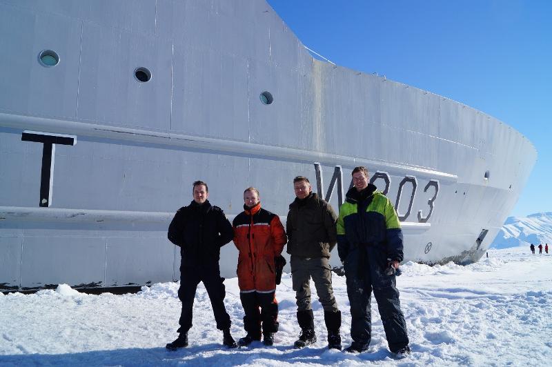 Fire av seks navigat&oslash;rer ombord p&aring; skipet visete seg &aring; v&aelig;re tidligere nautikkstudenter uteksaminert fra UiT: Fodstad (t.v.), Jensen, Johansen, Christensen. Foto Bj&oslash;rn-Morten Batalden 