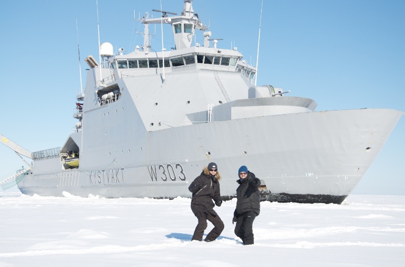 Raymond Dalsand (t.v.) og Tord Nese foran KV "Svalbard". Foto: Jan Erik Jensen